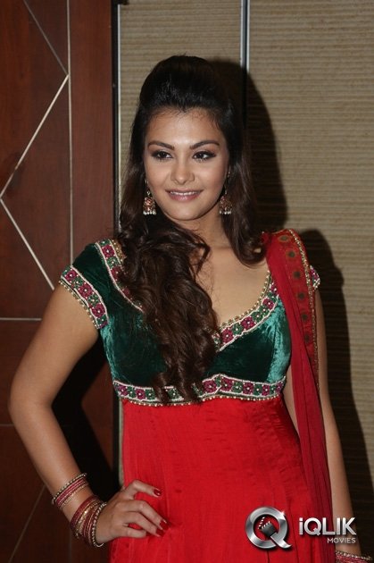 Nazia-Hussain-at-Nee-Jathaga-Nenundali-Movie-Audio-Lainch